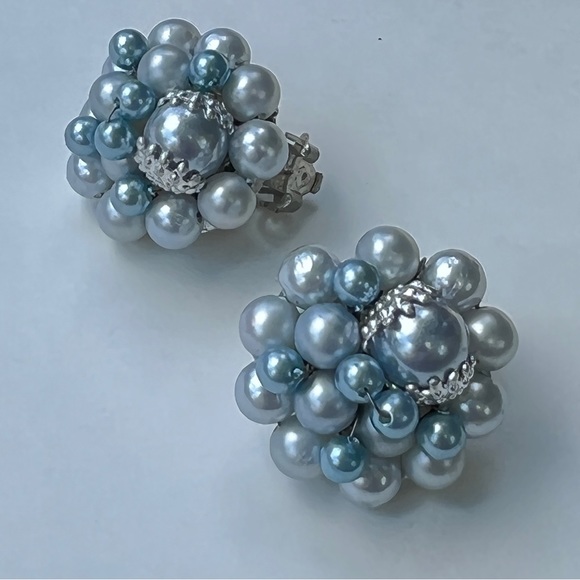 VINTAGE MID CENTURY cluster Light Blue Faux Pearl Clip earrings NWOT - Picture 8 of 8